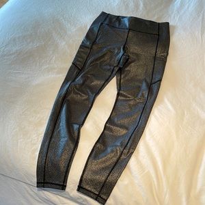 Shiny Lululemon running legging with pockets